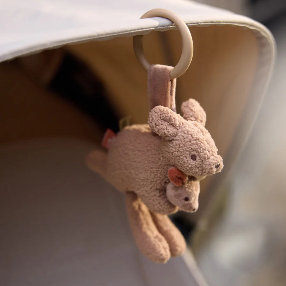 Jouet d’activités bébé kangourou à suspendre à la poussette. Doux, rassurant et sensoriel, idéal dès la naissance pour éveiller bébé en promenade.