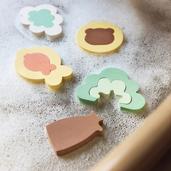 Offrez à bébé un puzzle de bain Kangourou ludique et éducatif ! Flottant, sûr et stimulant la motricité fine, ce jouet de bain rend chaque bain amusant et créatif. Boutique pour bébé spécialisée petit coeur salé