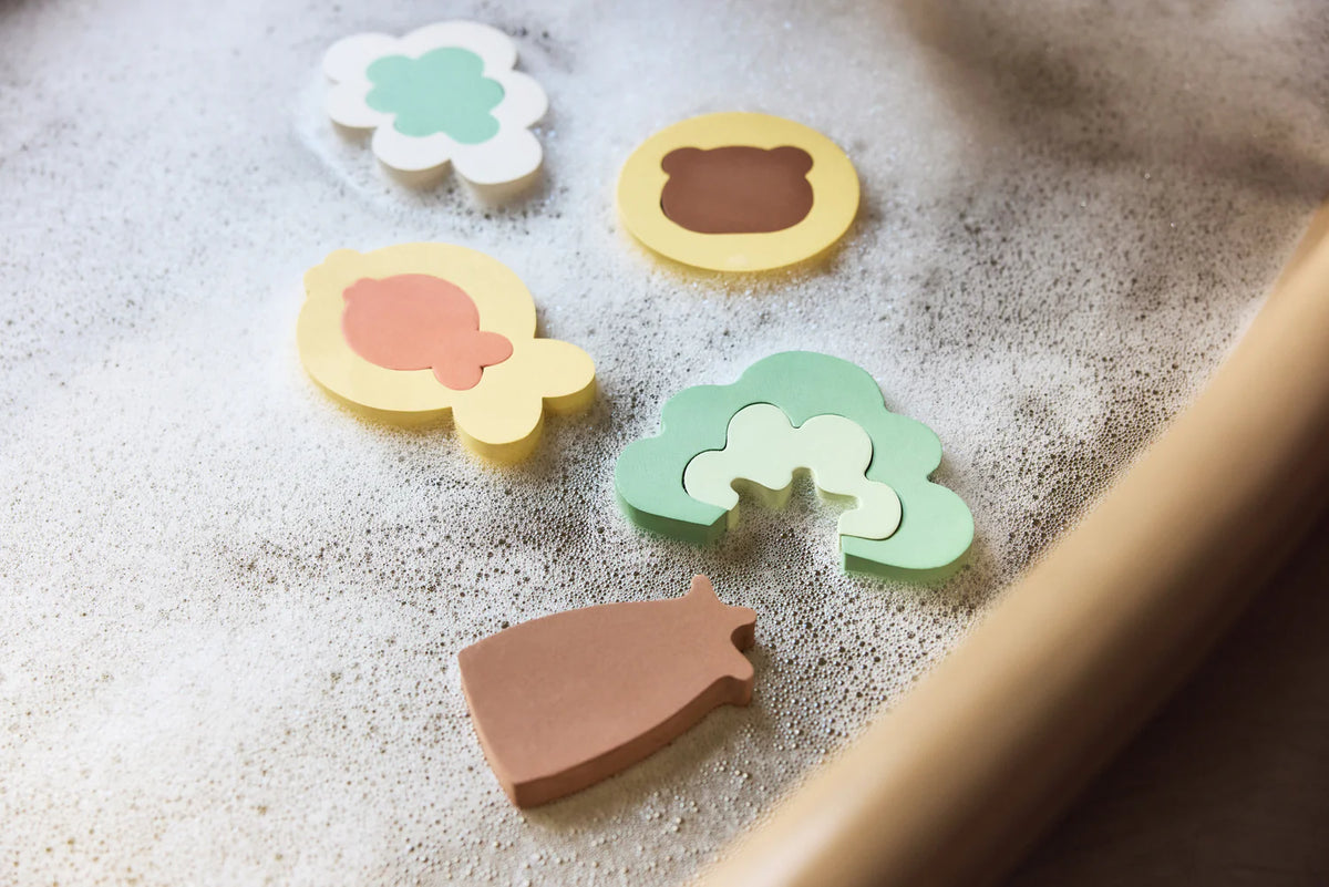 Offrez à bébé un puzzle de bain Kangourou ludique et éducatif ! Flottant, sûr et stimulant la motricité fine, ce jouet de bain rend chaque bain amusant et créatif. Boutique pour bébé spécialisée petit coeur salé