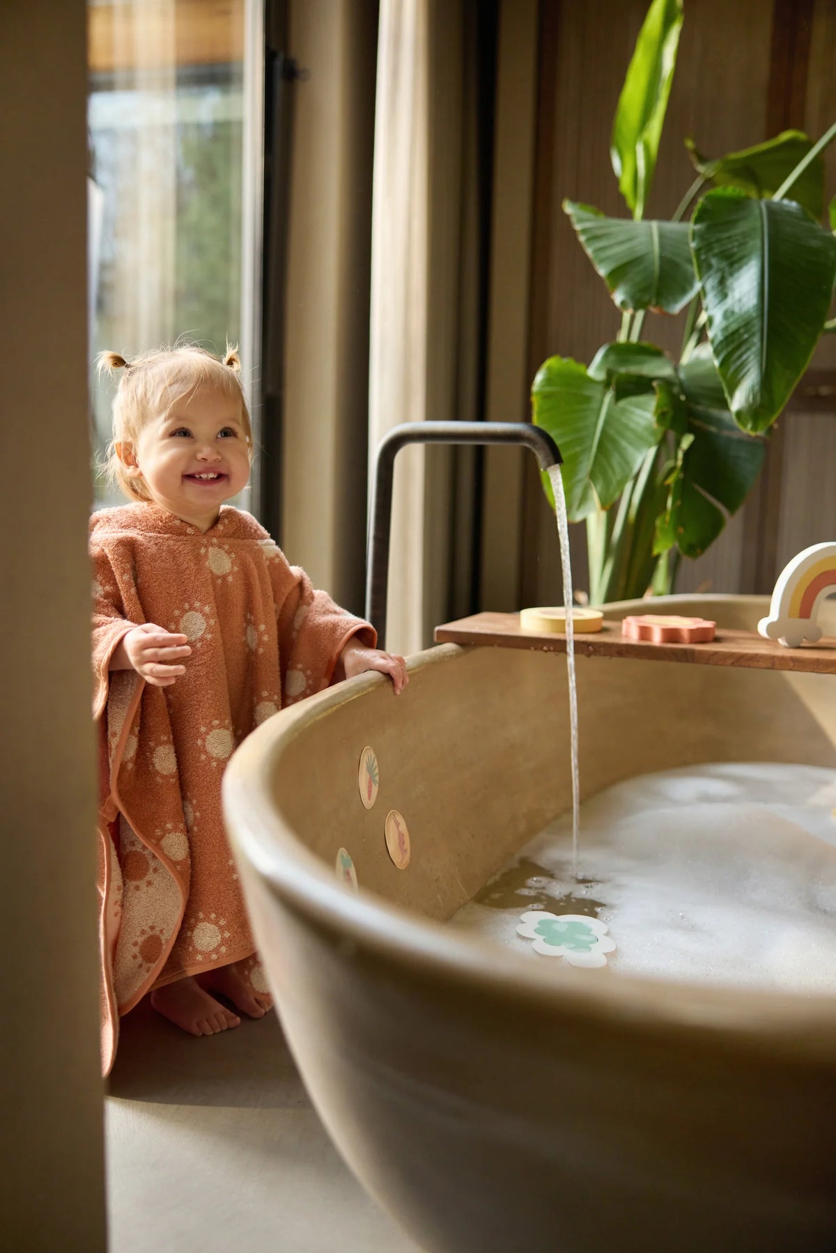 Offrez à bébé un puzzle de bain Kangourou ludique et éducatif ! Flottant, sûr et stimulant la motricité fine, ce jouet de bain rend chaque bain amusant et créatif. Boutique pour bébé spécialisée petit coeur salé