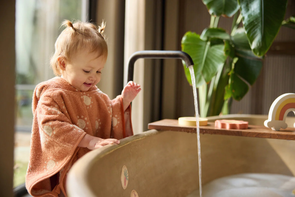 Offrez à bébé un puzzle de bain Kangourou ludique et éducatif ! Flottant, sûr et stimulant la motricité fine, ce jouet de bain rend chaque bain amusant et créatif. Boutique pour bébé spécialisée petit coeur salé