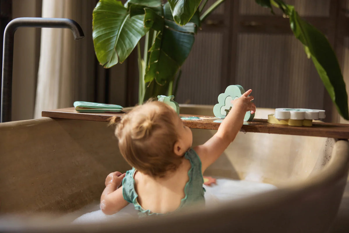 Offrez à bébé un puzzle de bain Kangourou ludique et éducatif ! Flottant, sûr et stimulant la motricité fine, ce jouet de bain rend chaque bain amusant et créatif. Boutique pour bébé spécialisée petit coeur salé