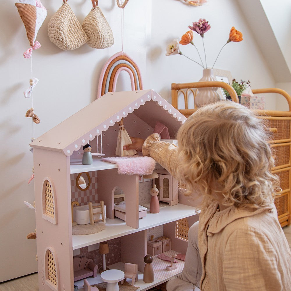 Maison de poupées en bois – Rose avec accessoires et poupées
