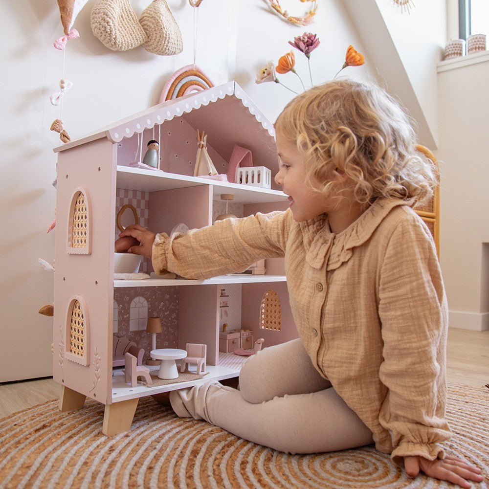 Maison de poupées en bois – Rose avec accessoires et poupées
