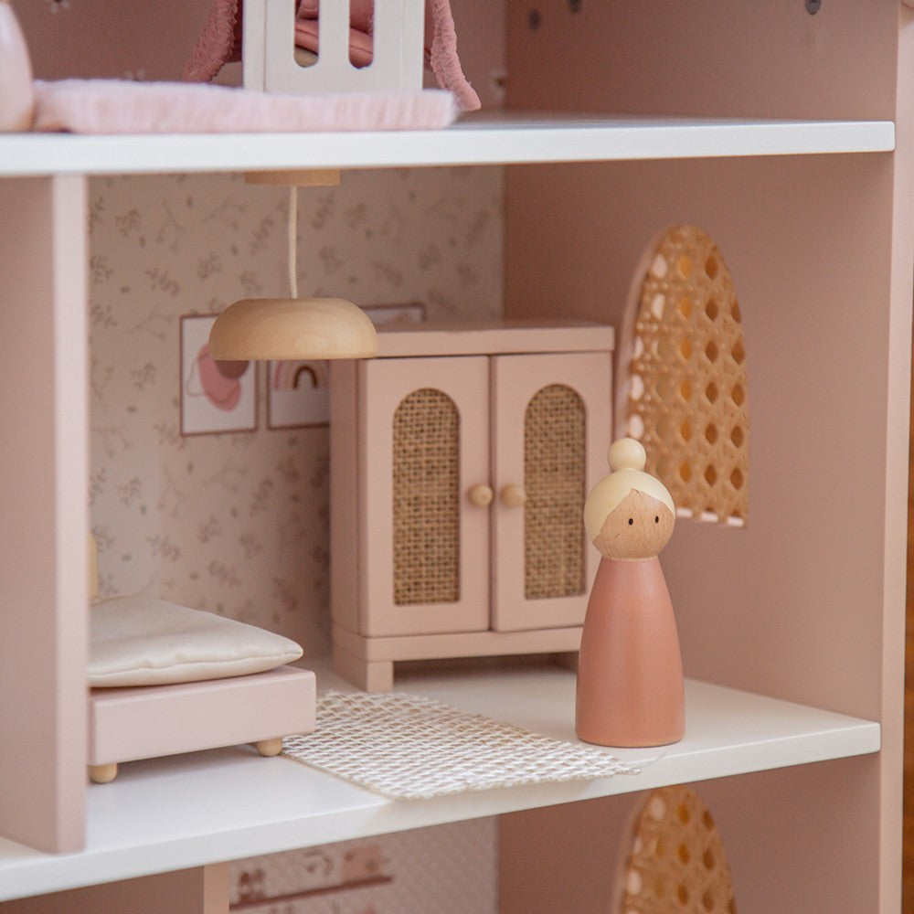 Maison de poupées en bois – Rose avec accessoires et poupées