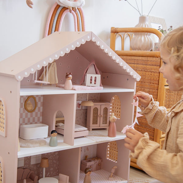 Maison de poupées en bois – Rose avec accessoires et poupées