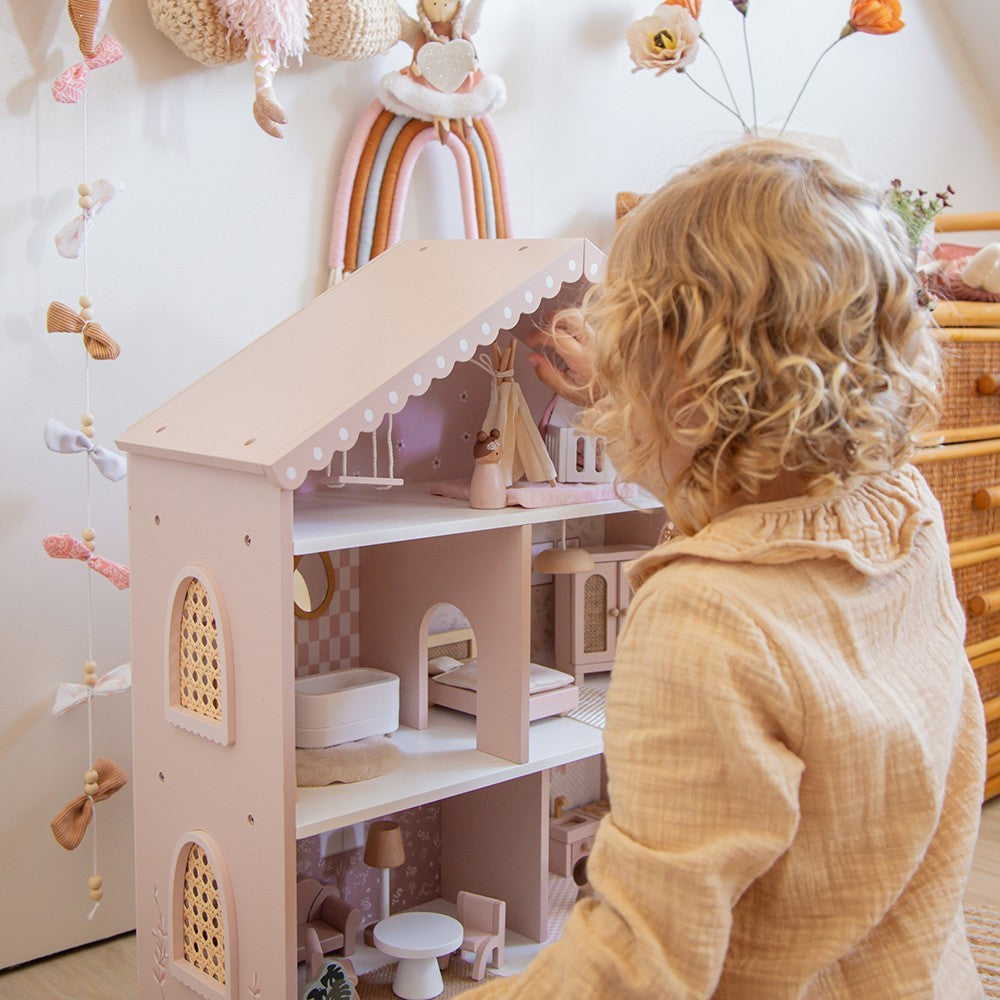 Maison de poupées en bois – Rose avec accessoires et poupées
