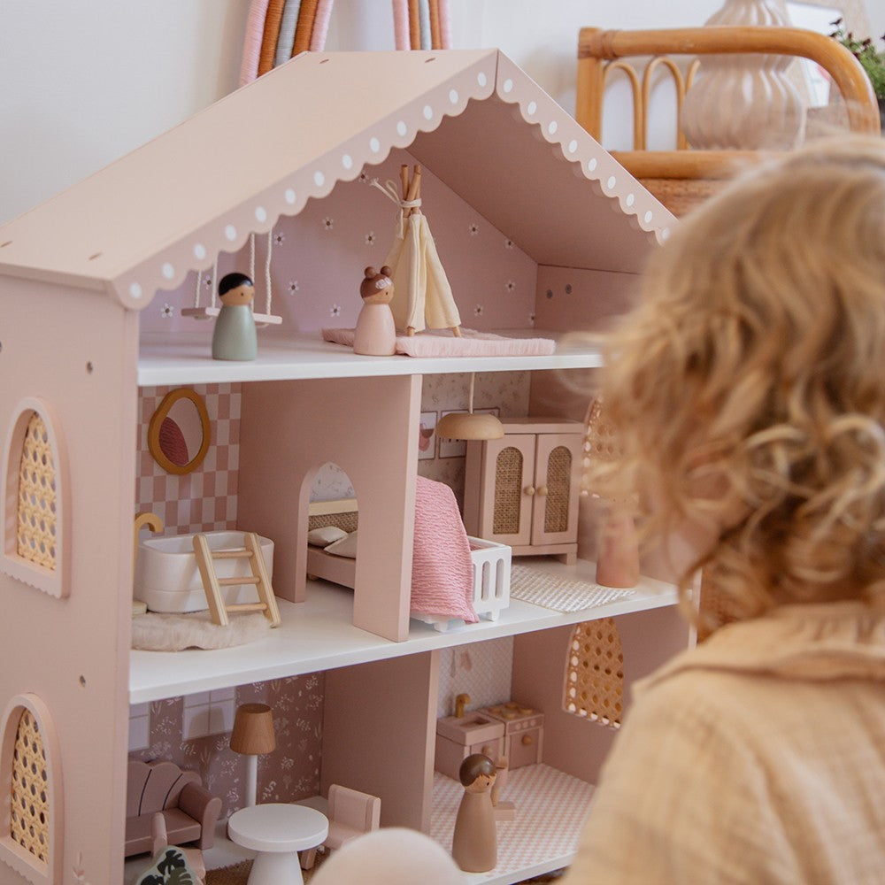 Maison de poupées en bois – Rose avec accessoires et poupées