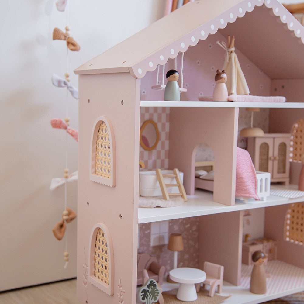 Maison de poupées en bois – Rose avec accessoires et poupées