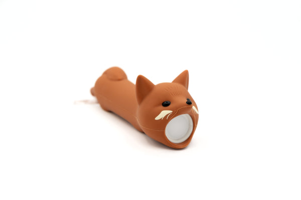 Lampe torche enfant renard rechargeable USB-C. Lumière douce réglable idéale pour histoires du soir et aventures dès 3 ans.