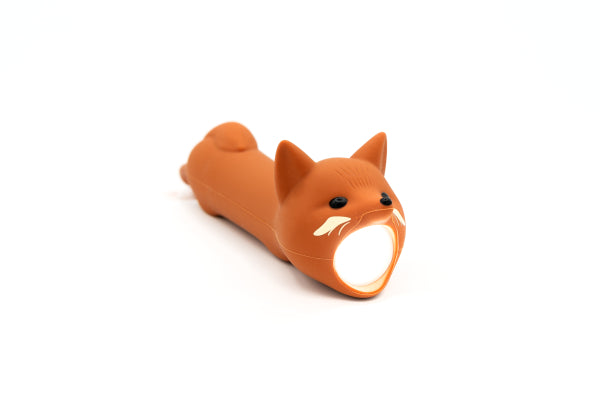 Lampe torche enfant renard rechargeable USB-C. Lumière douce réglable idéale pour histoires du soir et aventures dès 3 ans.
