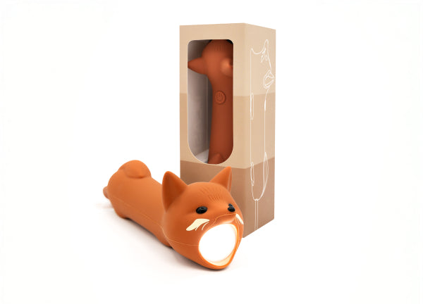 Lampe torche enfant renard rechargeable USB-C. Lumière douce réglable idéale pour histoires du soir et aventures dès 3 ans.