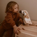 Découvrez Pierre 🦜, le perroquet qui répète tout avec sa voix drôle et ses ailes animées ! Un jouet interactif Montessori signé Mrs Ertha, idéal dès 3 ans.