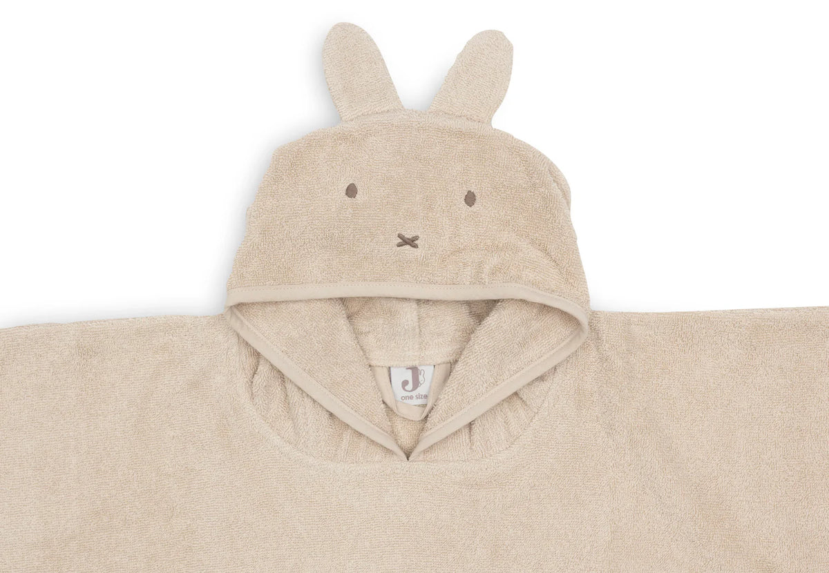 Poncho de bain bébé Miffy en éponge 100% coton. Idéal après le bain, la plage ou la piscine. Doux, absorbant et pratique.