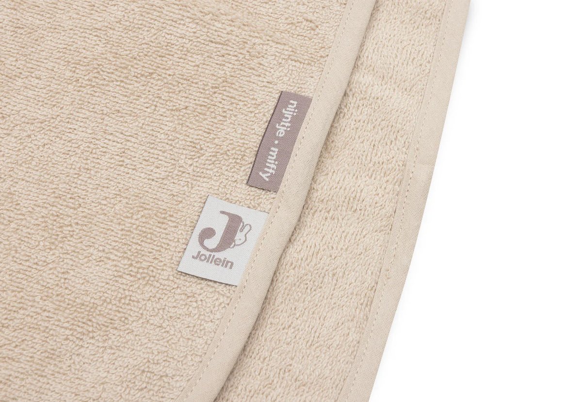 Poncho de bain bébé Miffy en éponge 100% coton. Idéal après le bain, la plage ou la piscine. Doux, absorbant et pratique.