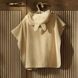 Poncho de bain bébé Miffy en éponge 100% coton. Idéal après le bain, la plage ou la piscine. Doux, absorbant et pratique.