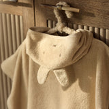 Poncho de bain bébé Miffy en éponge 100% coton. Idéal après le bain, la plage ou la piscine. Doux, absorbant et pratique.