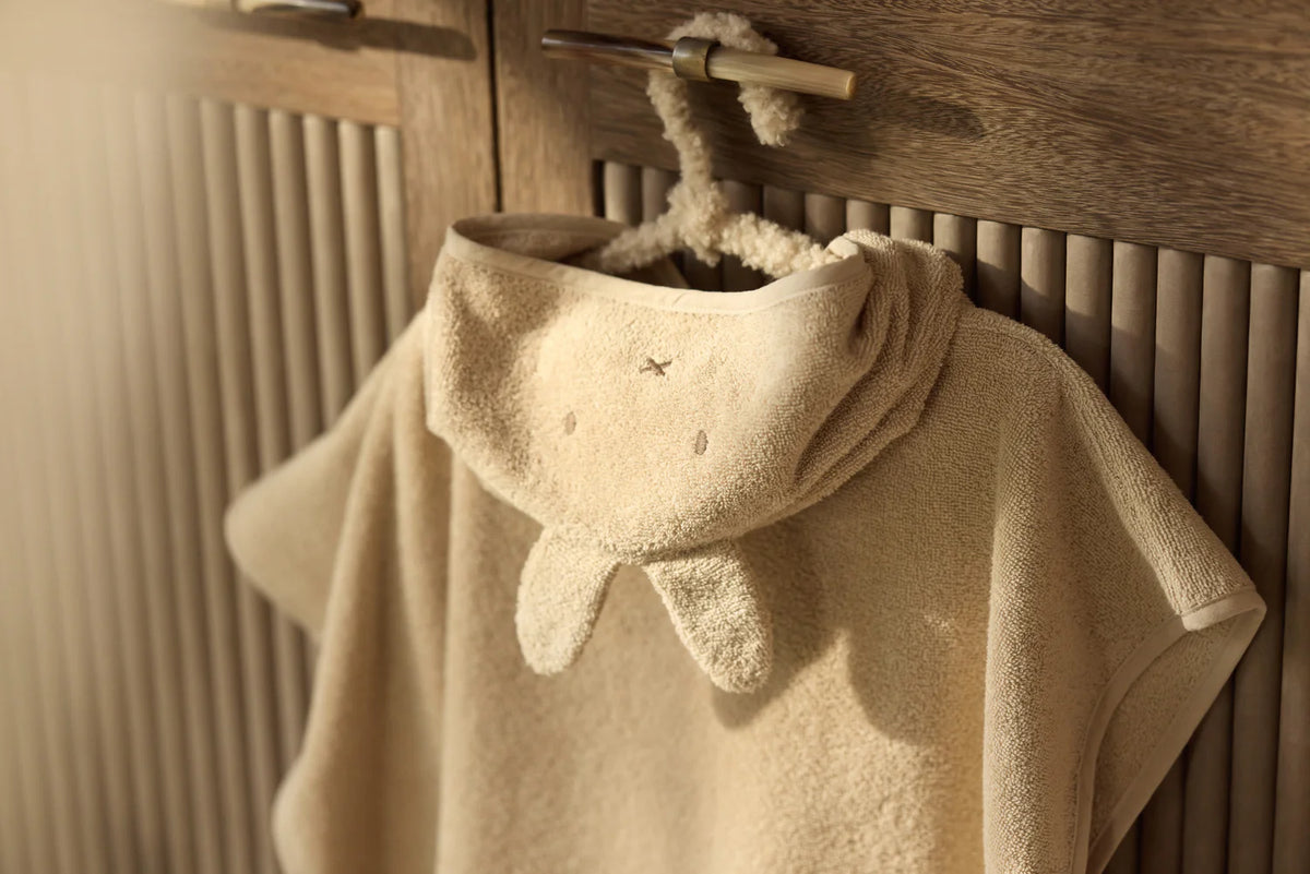 Poncho de bain bébé Miffy en éponge 100% coton. Idéal après le bain, la plage ou la piscine. Doux, absorbant et pratique.