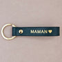 Porte-clé Maman vert en cuir double face avec cœur, bords cirés. Fabrication française. Cadeau papa élégant, durable et plein de sens.