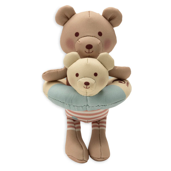 Faites du bain un moment ludique avec la poupée de bain flottante Teddy Bear. Étanche, sûre et adaptée aux petites mains, elle stimule l’imagination et l’éveil sensoriel dès 9 mois.