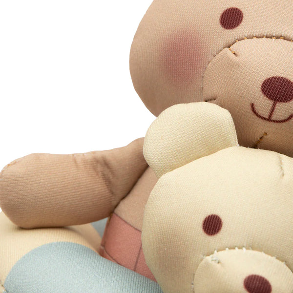 Faites du bain un moment ludique avec la poupée de bain flottante Teddy Bear. Étanche, sûre et adaptée aux petites mains, elle stimule l’imagination et l’éveil sensoriel dès 9 mois.