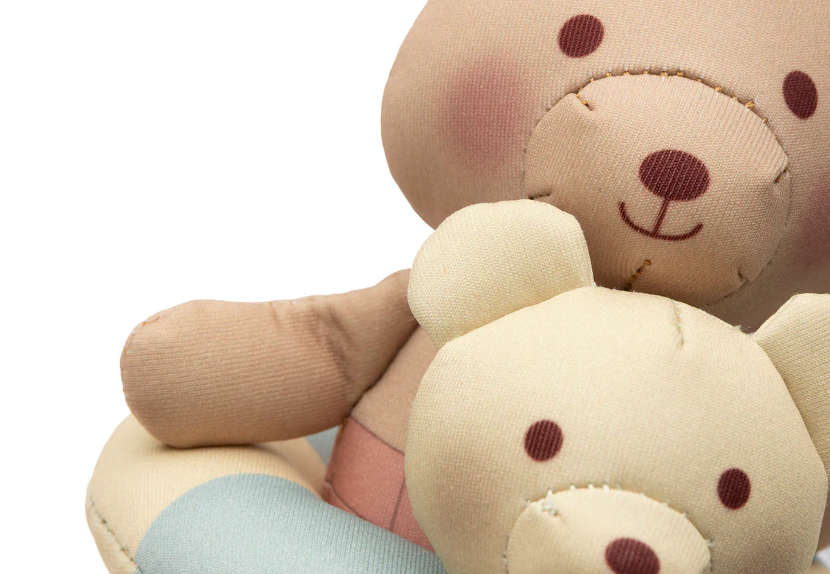 Faites du bain un moment ludique avec la poupée de bain flottante Teddy Bear. Étanche, sûre et adaptée aux petites mains, elle stimule l’imagination et l’éveil sensoriel dès 9 mois.