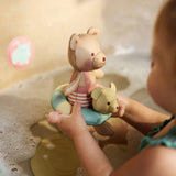 Faites du bain un moment ludique avec la poupée de bain flottante Teddy Bear. Étanche, sûre et adaptée aux petites mains, elle stimule l’imagination et l’éveil sensoriel dès 9 mois.