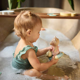 Faites du bain un moment ludique avec la poupée de bain flottante Teddy Bear. Étanche, sûre et adaptée aux petites mains, elle stimule l’imagination et l’éveil sensoriel dès 9 mois.