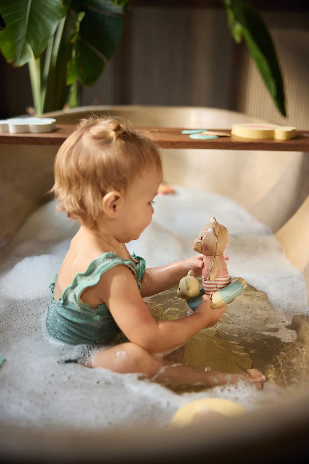 Faites du bain un moment ludique avec la poupée de bain flottante Teddy Bear. Étanche, sûre et adaptée aux petites mains, elle stimule l’imagination et l’éveil sensoriel dès 9 mois.
