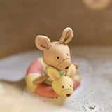 Rendez le bain amusant avec la poupée de bain flottante Kangourou. Étanche, douce et adaptée aux petites mains, elle stimule la motricité fine et l’éveil sensoriel dès 9 mois.