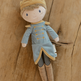 Poupée en tissu 35 cm Prince Jim, douce et royale. Idéale dès 12 mois pour stimuler l’imagination. Une belle poupée souple pour un bébé de 1 an