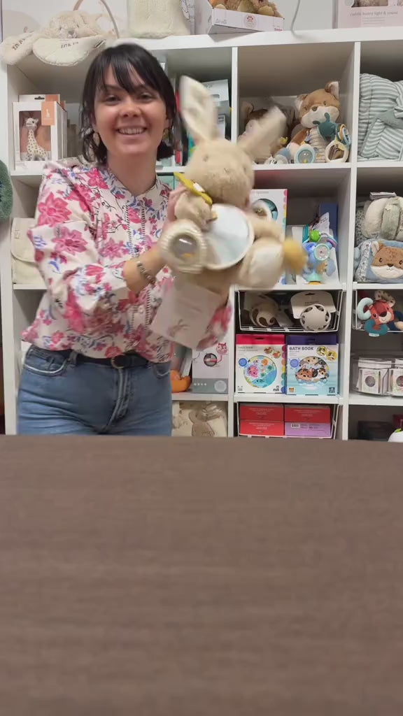 peluche d'activité lapin newborn little dutch peluche qui stimule l'éveil et les sens et la motricité fine de bébé. Triangle d'activité et doudou plat pour bébé personnalisable. Boutique pour bébé petit coeur salé