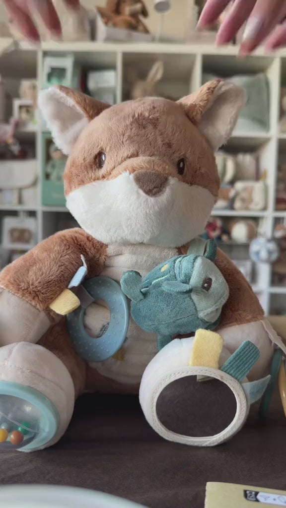 peluche d'activité pour l'éveil de bébé stimule les sens et aide au développement de la motricité fine des tout petit. Idéal dès la naissance chez petit coeur salé