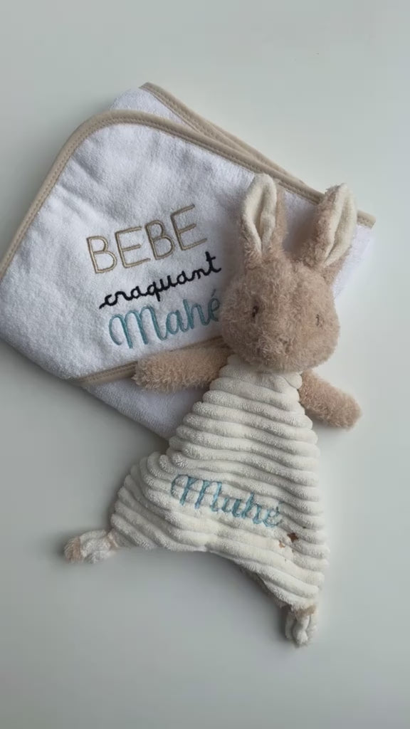 doudou personnalisé avec le prénom de bébé dans la boutique spécialisée naissance petit coeur salé. Doudou lapin de la marque little dutch