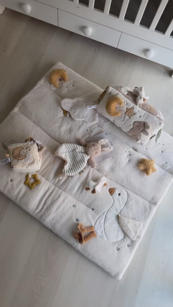 collection newborn little dutch - tapis de parc pour bébé idéal pour les premiers mois et petite balle de préhension. Doudou plat personnalisable, cube d'éveil et triancle d'activité pour stimuler la préhension et la motricité fine de bébé - Boutique pour bébé petit coeur salé