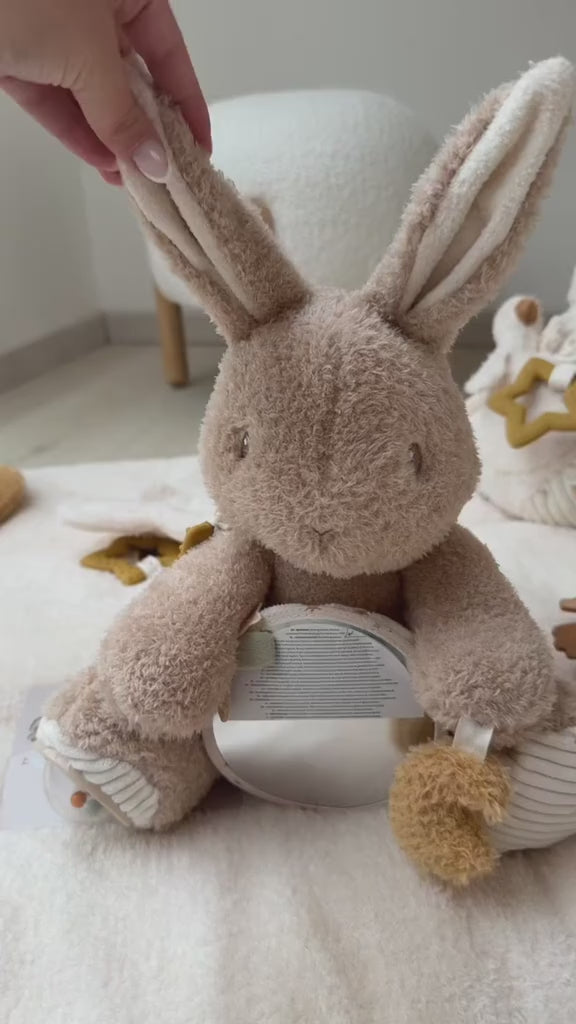 peluche d'activité lapin newborn little dutch peluche qui stimule l'éveil et les sens et la motricité fine de bébé. Boutique pour bébé petit coeur salé