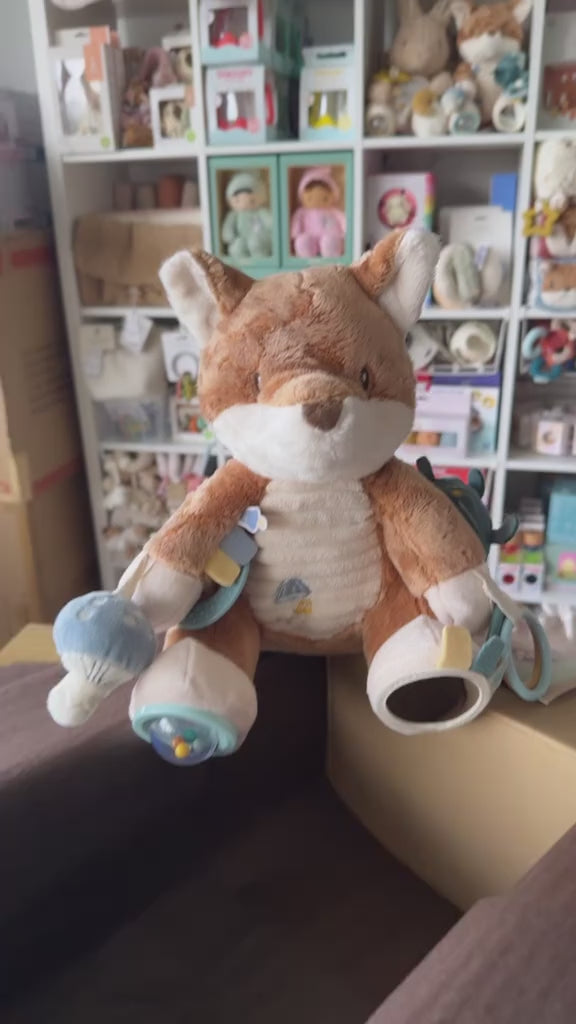 peluche d'activité pour l'éveil de bébé stimule les sens et aide au développement de la motricité fine des tout petit. Idéal dès la naissance chez petit coeur salé