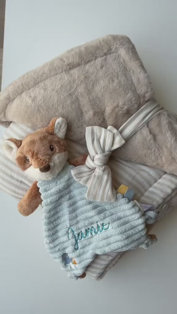 doudou plat renard personnalisable avec le prénom de bébé pour un cadeau de naissance original. Modèle renard de la collection forest friends Little dutch dans la boutique petit coeur salé