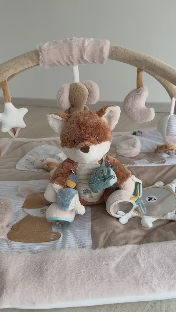 peluche d'activité pour l'éveil de bébé stimule les sens et aide au développement de la motricité fine des tout petit. Idéal dès la naissance chez petit coeur salé