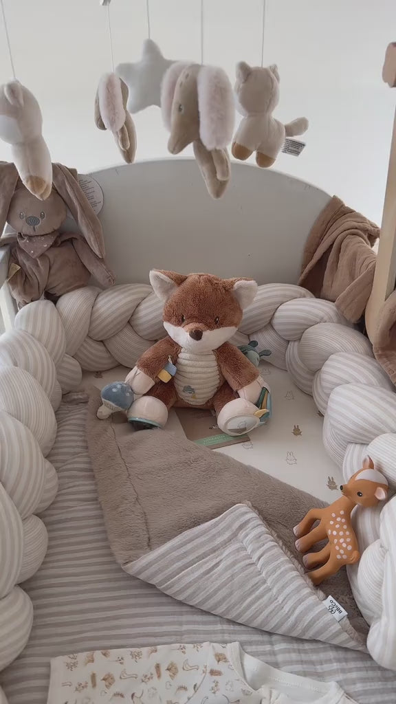 peluche d'activité pour l'éveil de bébé stimule les sens et aide au développement de la motricité fine des tout petit. Idéal dès la naissance chez petit coeur salé