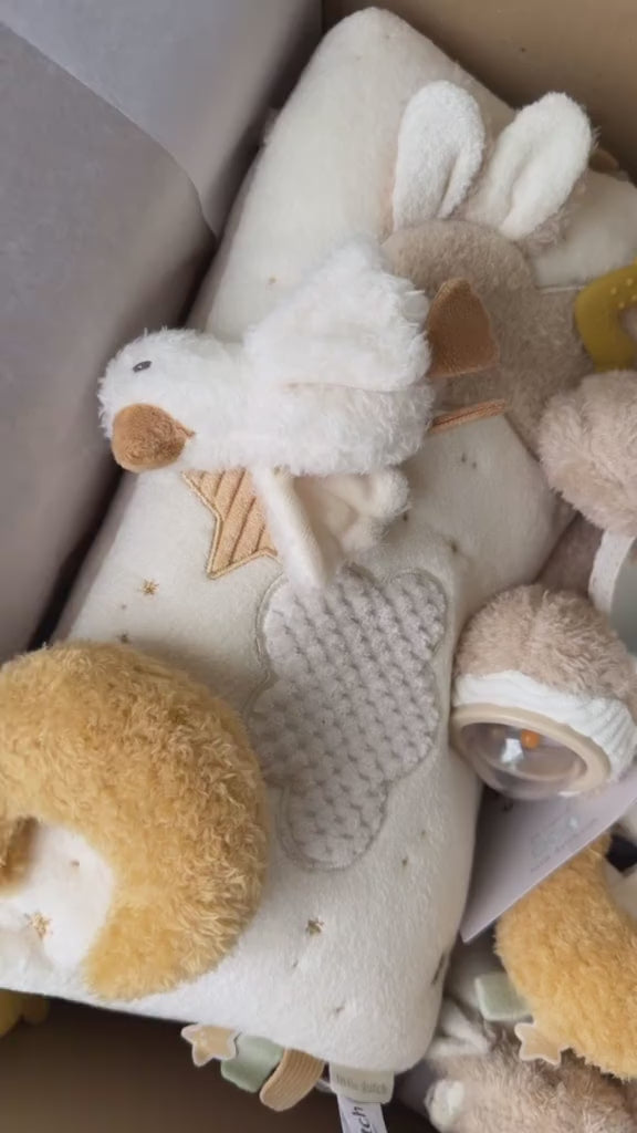 peluche d'activité lapin newborn little dutch peluche qui stimule l'éveil et les sens et la motricité fine de bébé. Triangle d'activité et doudou plat pour bébé personnalisable. Boutique pour bébé petit coeur salé