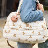 Sac à langer spacieux et déperlant avec tapis à langer nomade inclus. Pratique, élégant et idéal pour les sorties avec bébé. Essentiel à retrouver dans la boutique bébé spécialisée petit coeur salé