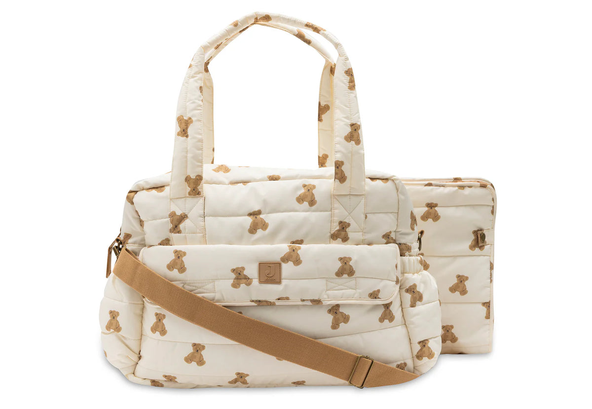 Sac à langer spacieux et déperlant avec tapis à langer nomade inclus. Pratique, élégant et idéal pour les sorties avec bébé. Essentiel à retrouver dans la boutique bébé spécialisée petit coeur salé
