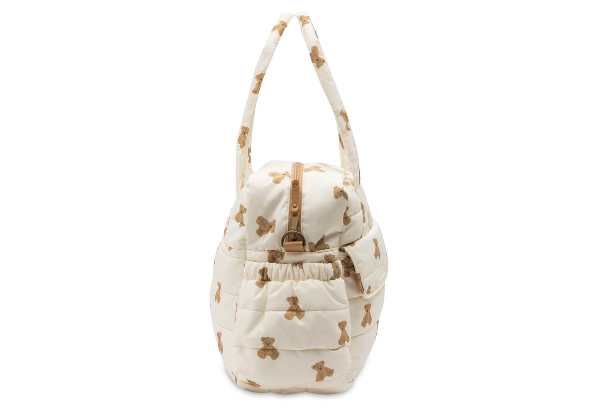 Sac à langer spacieux et déperlant avec tapis à langer nomade inclus. Pratique, élégant et idéal pour les sorties avec bébé. Essentiel à retrouver dans la boutique bébé spécialisée petit coeur salé