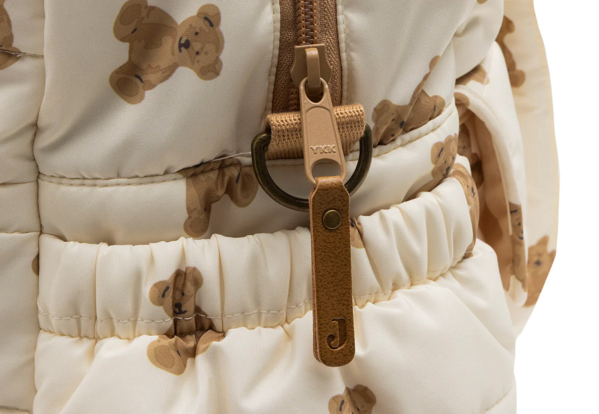 Sac à langer spacieux et déperlant avec tapis à langer nomade inclus. Pratique, élégant et idéal pour les sorties avec bébé. Essentiel à retrouver dans la boutique bébé spécialisée petit coeur salé