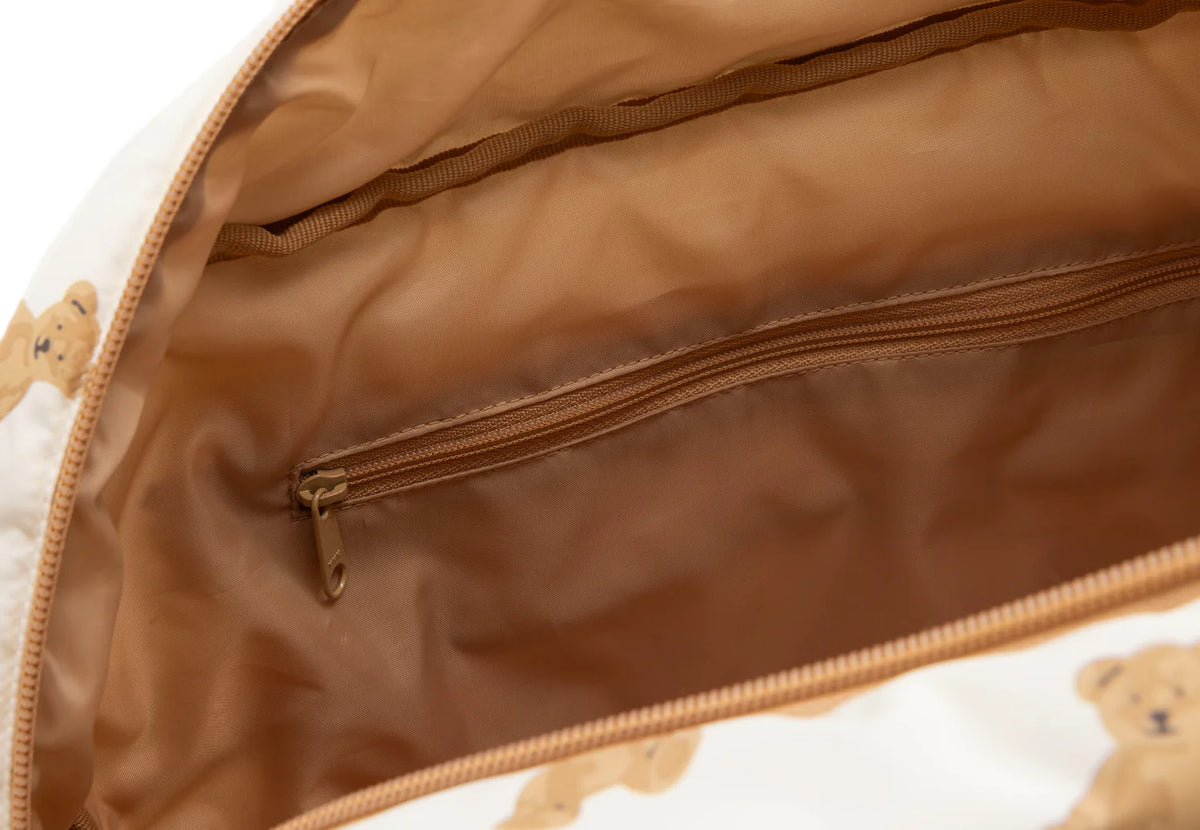 Sac à langer spacieux et déperlant avec tapis à langer nomade inclus. Pratique, élégant et idéal pour les sorties avec bébé. Essentiel à retrouver dans la boutique bébé spécialisée petit coeur salé