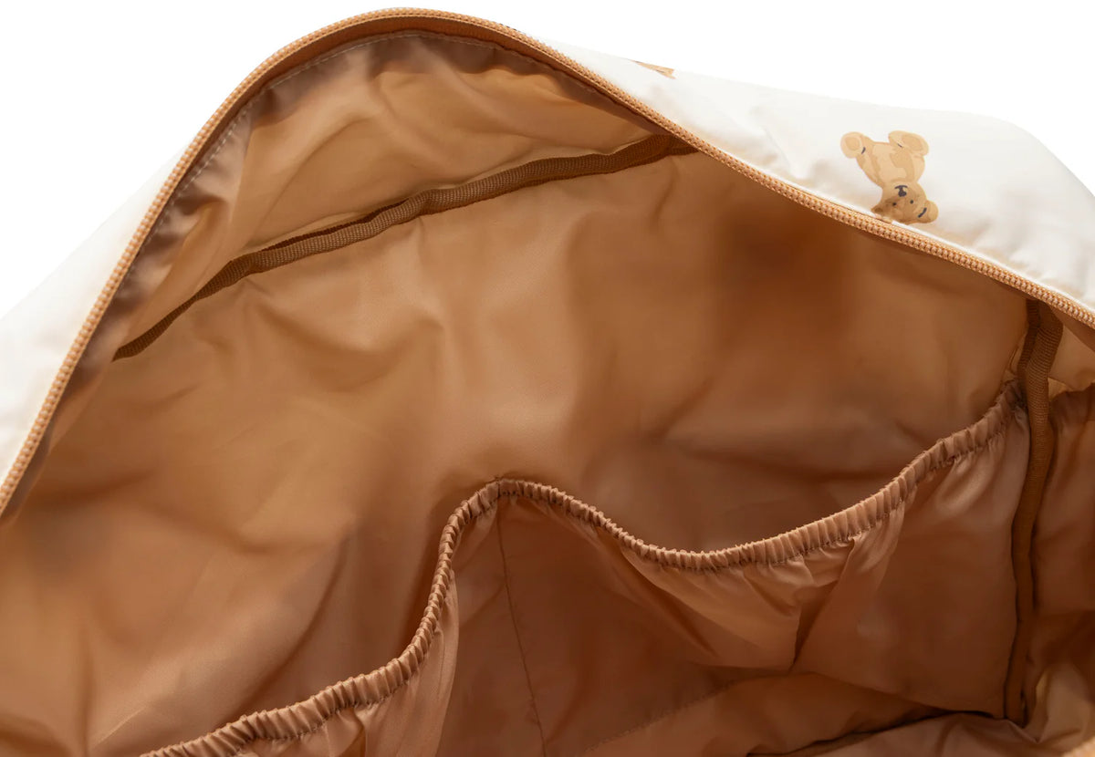 Sac à langer spacieux et déperlant avec tapis à langer nomade inclus. Pratique, élégant et idéal pour les sorties avec bébé. Essentiel à retrouver dans la boutique bébé spécialisée petit coeur salé