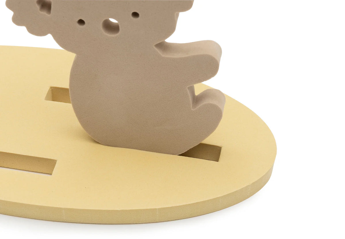 Offrez à votre enfant un set de jeux en mousse de bain Kangourou. Flottant, sûr et éducatif, il stimule la motricité fine et l’imagination tout en rendant le bain amusant.