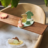 Offrez à votre enfant un set de jeux en mousse de bain Kangourou. Flottant, sûr et éducatif, il stimule la motricité fine et l’imagination tout en rendant le bain amusant.