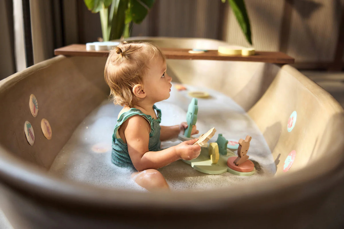 Offrez à votre enfant un set de jeux en mousse de bain Kangourou. Flottant, sûr et éducatif, il stimule la motricité fine et l’imagination tout en rendant le bain amusant.